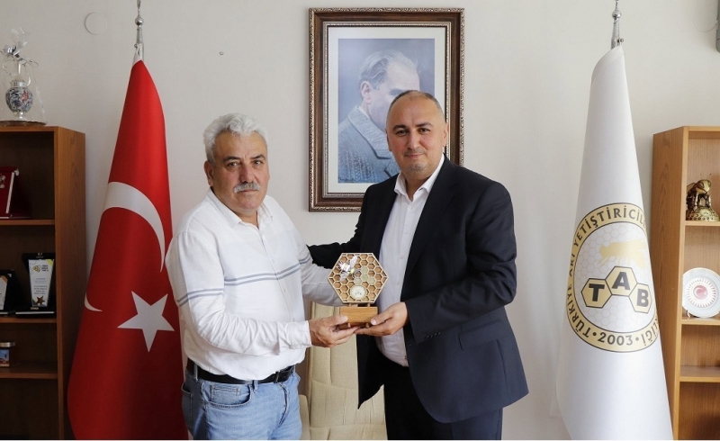 Başkanımıza Teşekkür Plaketi Takdim Edildi